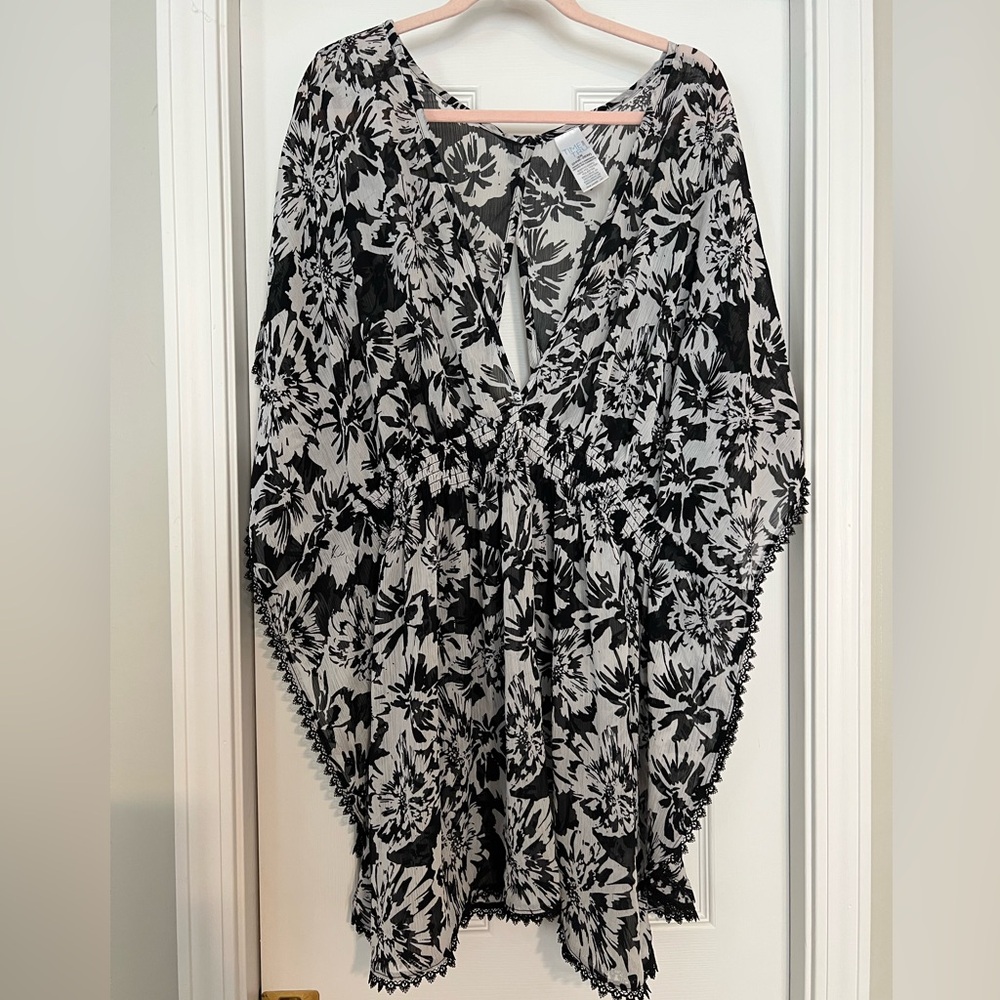 Time and Tru Monochrome Floral Kimono